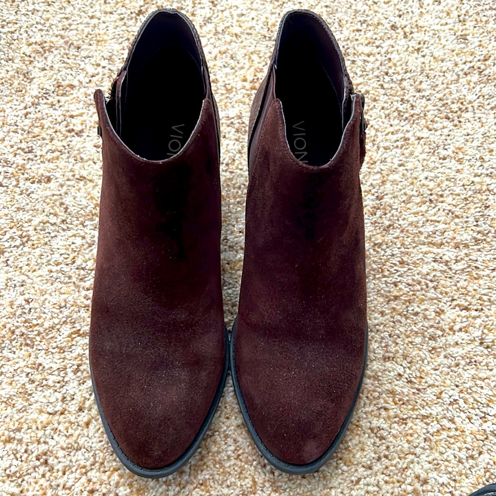 7.5 Vionic Brown Suede and Leather side zip ankle bootie EUC